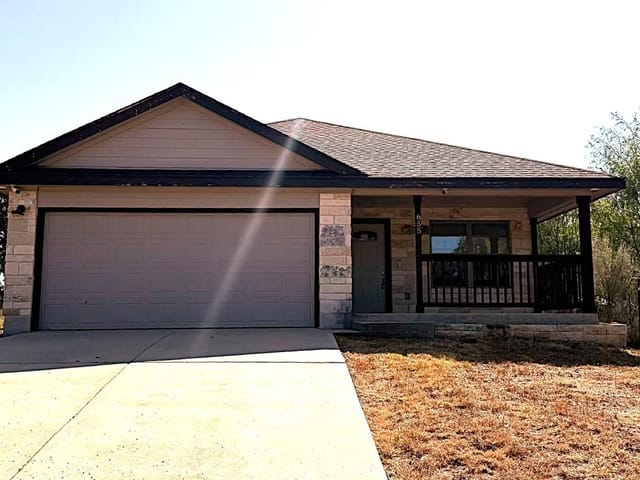655 Oak LN