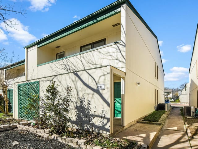 6718 Silvermine DR Unit #201