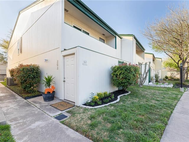 6718 Silvermine Dr Unit #203
