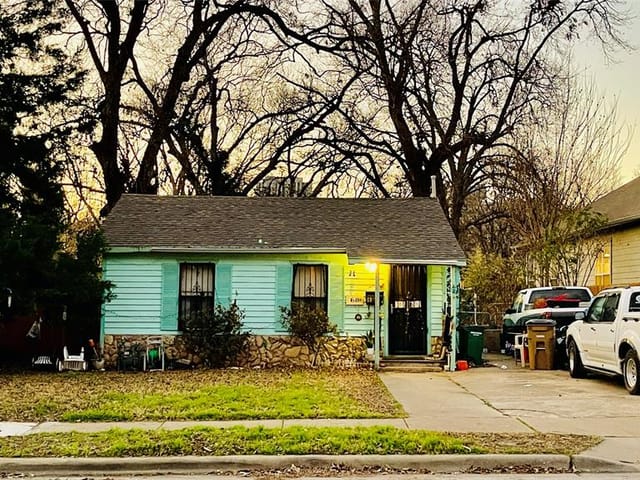 68-B Comal St