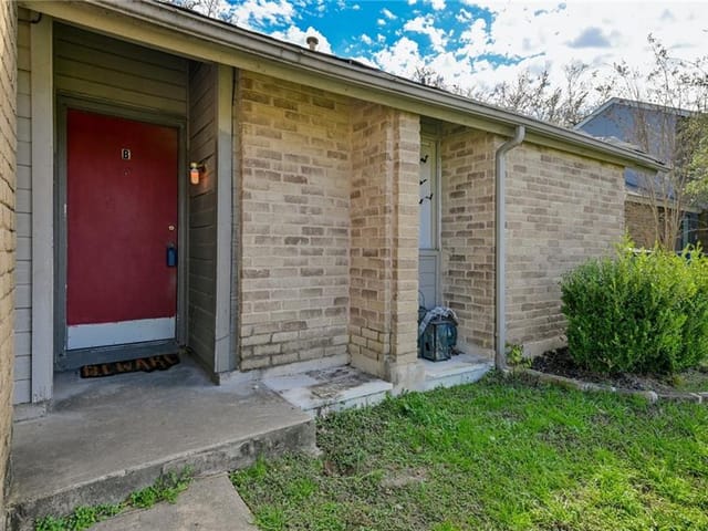 6807 Woodhue Dr