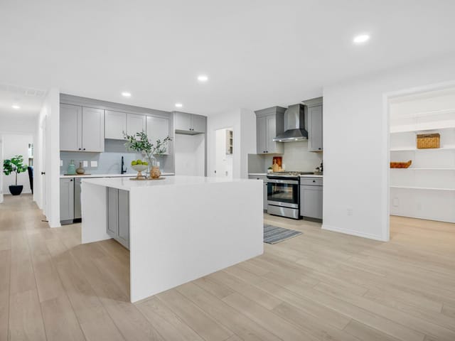 6809 Lunar Dr