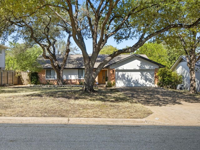 6810 Shadywood Dr