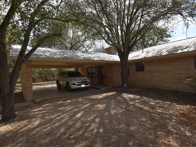 687 Fm 812 Rd