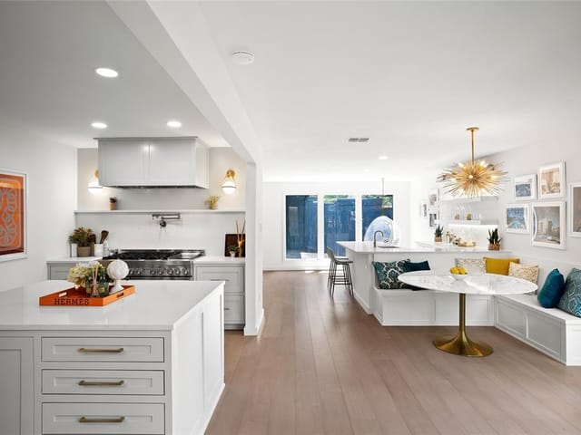 6902 Mesa Dr