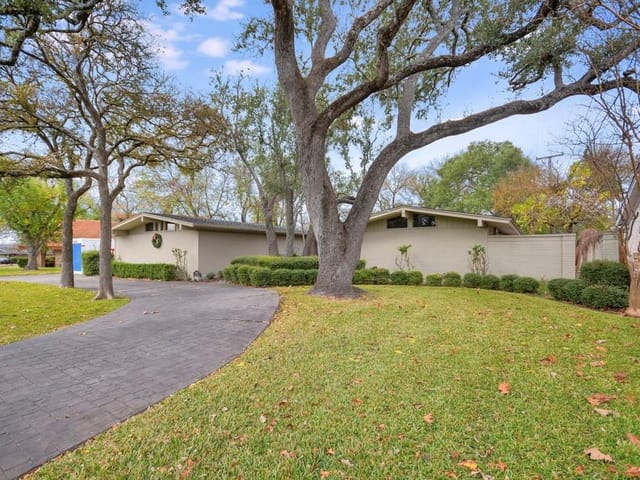 6902 Mesa DR