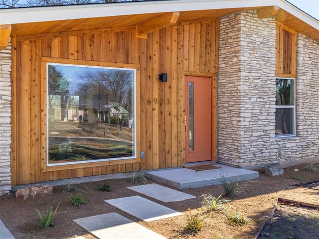 6903 N La Salle DR