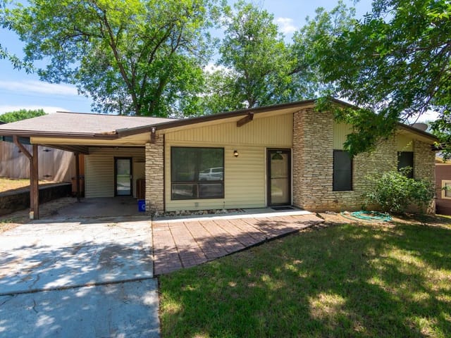6903 N La Salle Dr