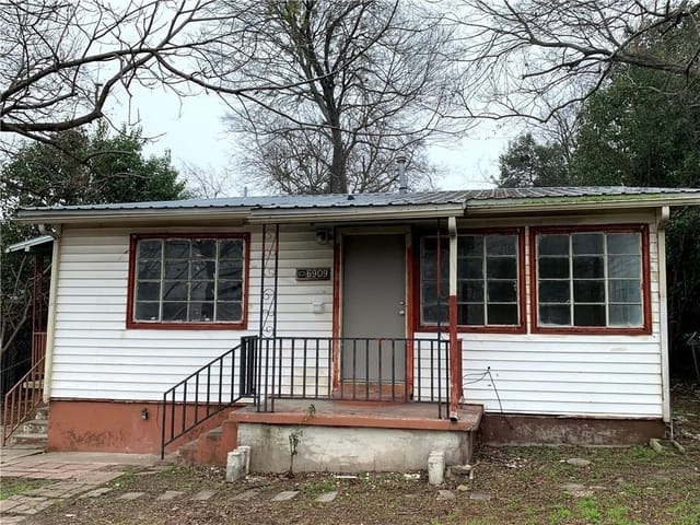 6909 Carver Ave