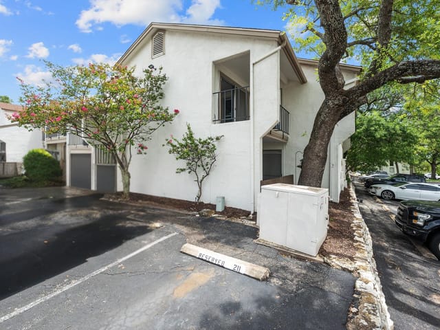 6910 Hart LN Unit #211