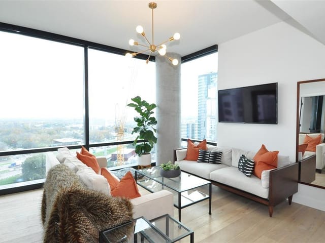 70 Rainey St Unit #1403