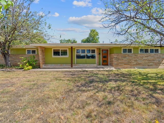 700 Corral LN