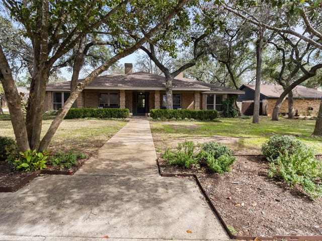 7001 Hanging Oak Cir