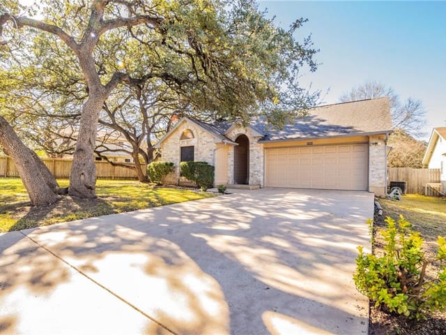 7003 Pine Bluffs Trl