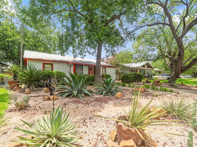 7005 Saint Johns CIR