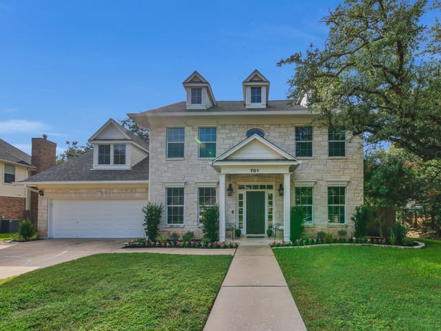 701 Oaklands DR