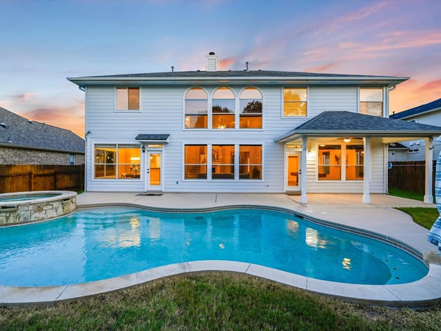 7018 Avignon Dr