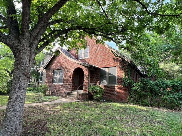 702 Carolyn Ave