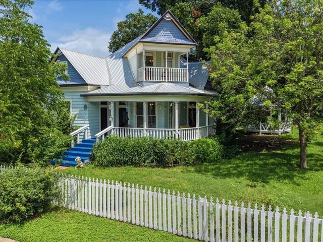 702 E Main ST