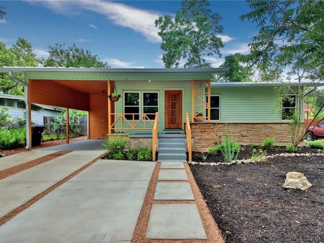 702 W Crestland Dr