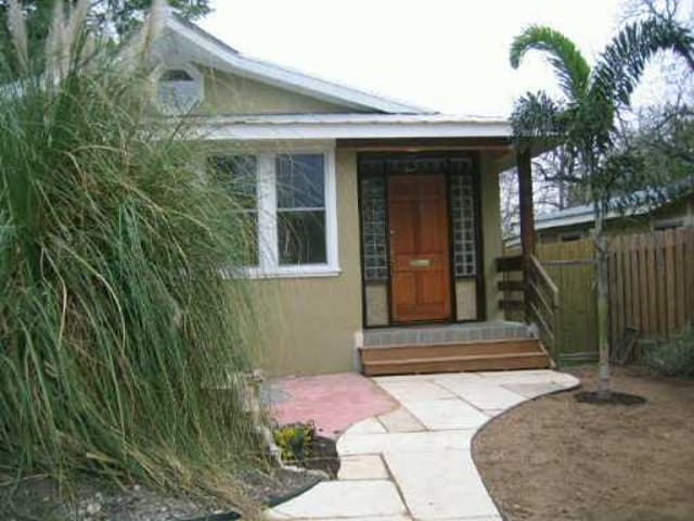702 W Mary ST