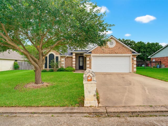 702 Woodson DR