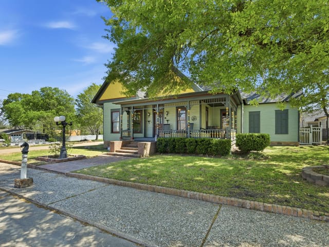 703 W Buck St