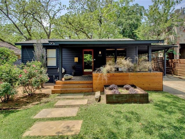 703 W Johanna St