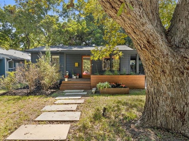 703 W Johanna ST