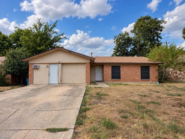 704 Drake LN