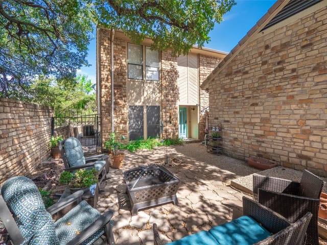 706-A Clayton Nolen DR