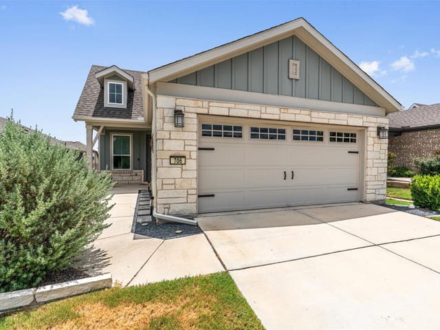 706 Kitty Hawk RD