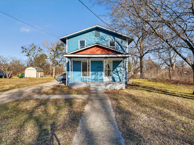 706 W 5th ST