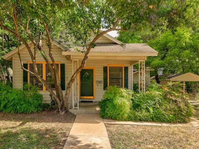 706 W Mary ST