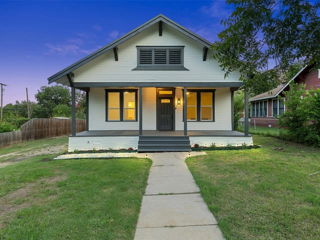 707 W 7th St