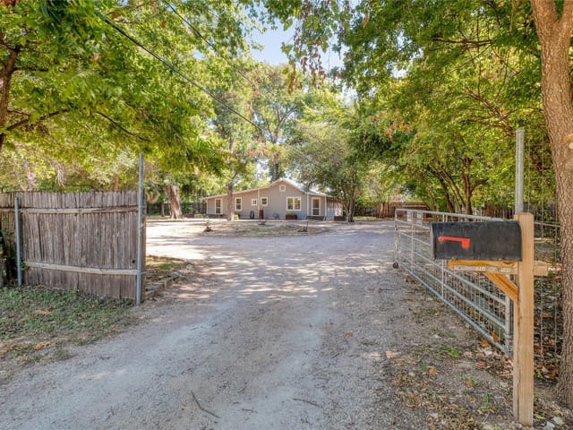708 & 712 Nowotny Ln