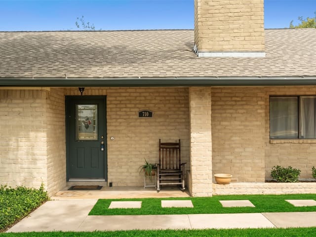 710 Lake View CV
