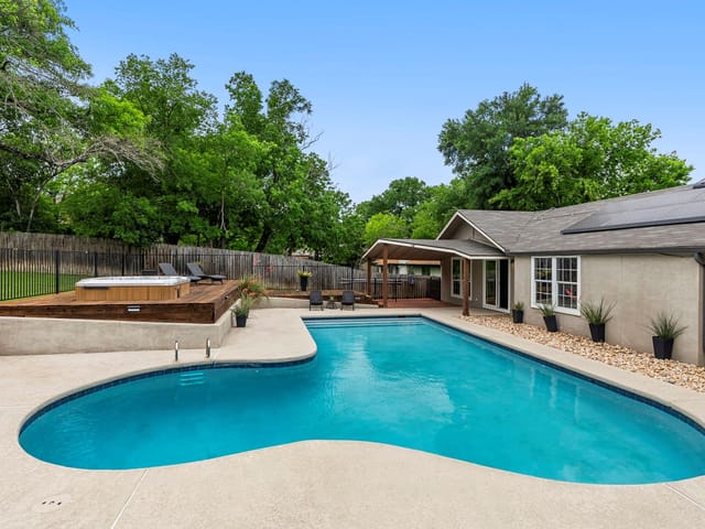 7102 Creighton Ln