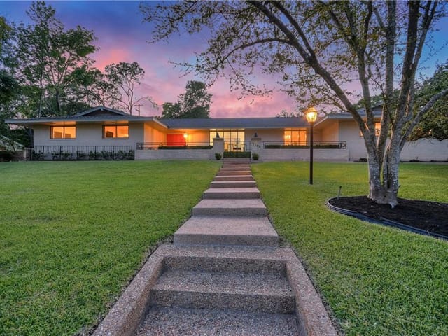 7104 Mesa Dr