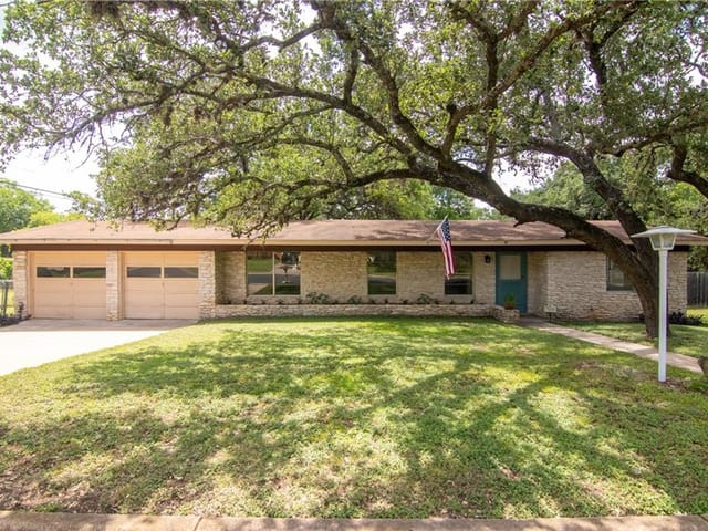 7105 Lilac Ln