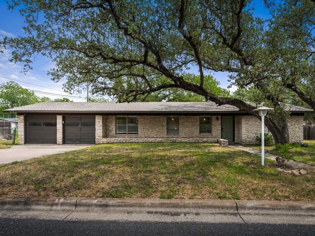 7105 Lilac LN