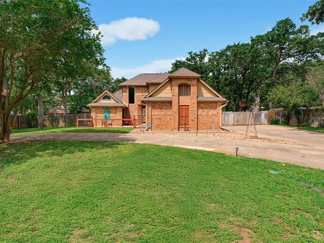 711 Brazos Ave