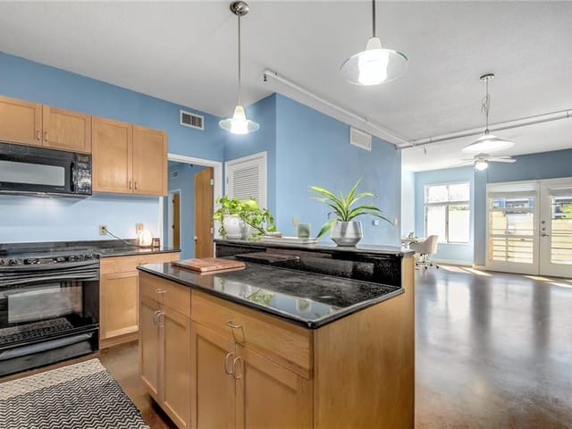 711 W 26th St Unit #405