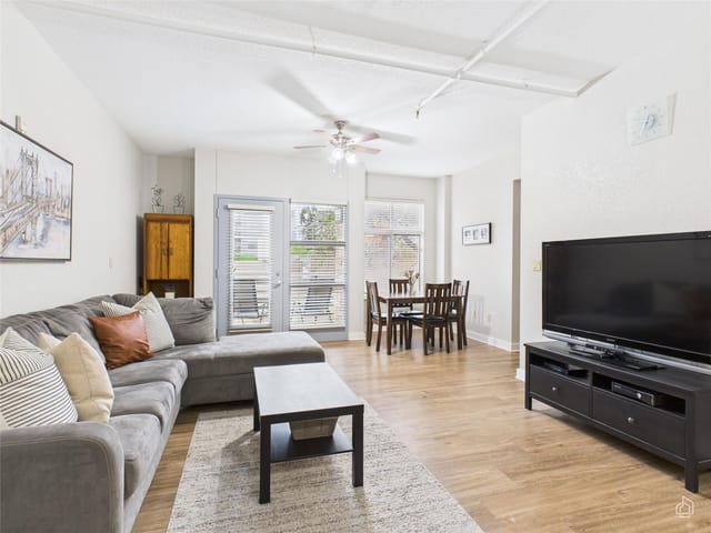 711 W 26th St Unit #407