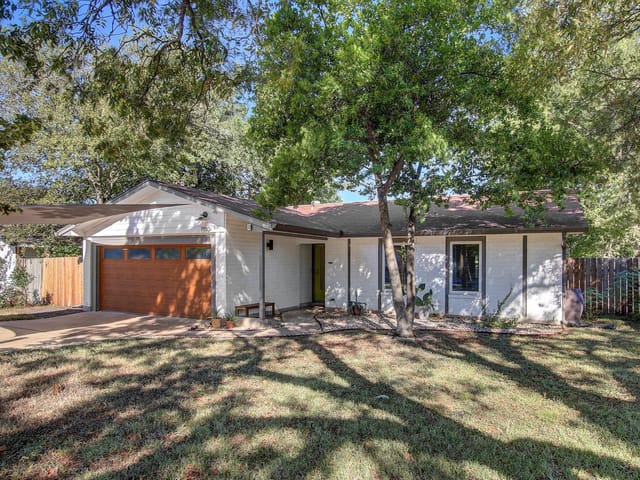 7110 Whispering Oaks Dr