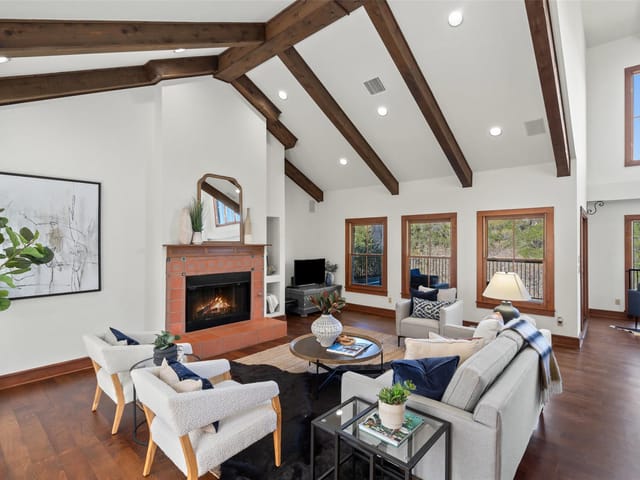 7114 Las Ventanas Dr