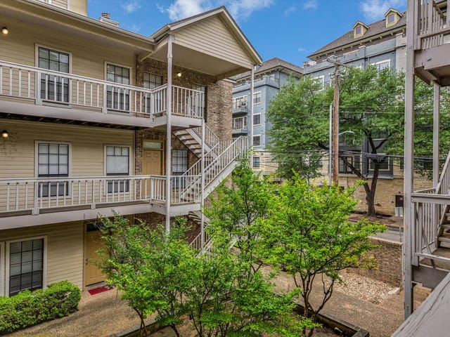 715 W 22nd 1/2 St Unit #208