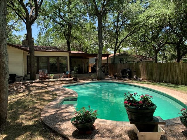 7216 Whispering Oaks Dr