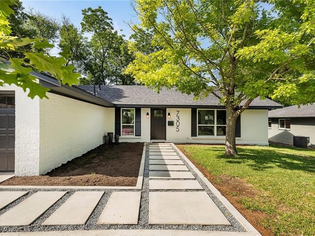 7305 Meadowood Dr