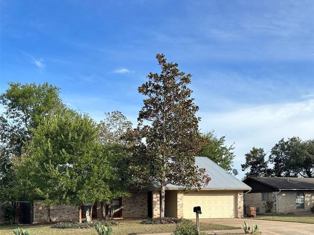 7313 Whispering Winds Dr